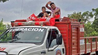 Luciano Maidana fue recibido por una caravana de vecinos tras lograr el ascenso a la Primera Nacional.
