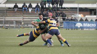 El capitán Martín Pellegrino encara la defensa mens sana. Duendes fue el dueño absoluto del partido y comanda ahora el Regional del Litoral.