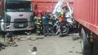 Impactante imagen del múltiple choque de camiones en Ricardone.&nbsp;