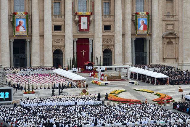 Francisco celebró la canonización de Juan Pablo II y Juan XXIII