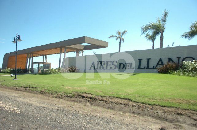 Robo a Delfino: secuestraron dinero y un arma en dos countries