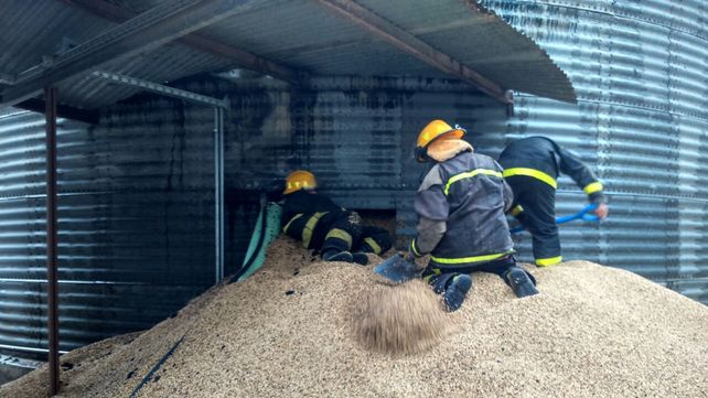 Bomberos Voluntarios Villaguay controlaron incendio en silos con 100 toneladas de soja
