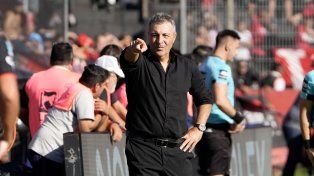 Frank Kudelka estuvo forzado a modificar la formación titular de Newells.