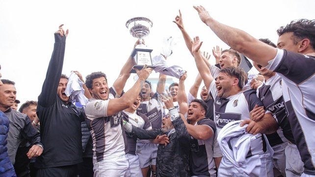 El momento más esperado: los jugadores de Estudiantes levantando el trofeo de campeones del TRL