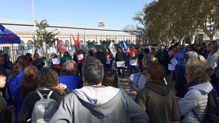 Abrazo a la escuela a la que se le cayó el techo: Había riesgo de colapso