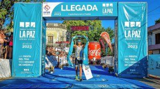 Tomás Clivio llega a la meta en el primer lugar.