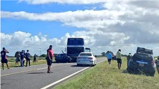 Ruta 11: dos muertos y heridos en un choque frontal entre un colectivo y un auto