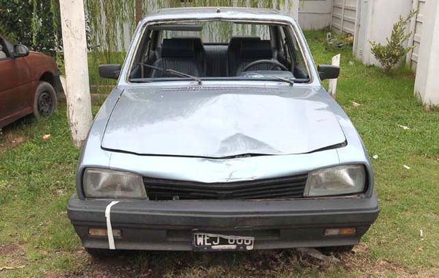 Tragedia. El Peugeot 504 celeste metalizado cuyo parabrisas estalló luego de embestir y matar a un ciclista.