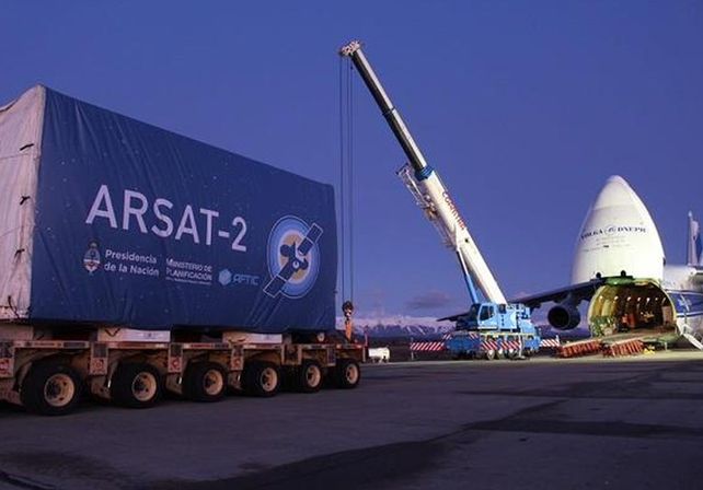 Avanza el nuevo satélite nacional: el Arsat-2 llegó al aeropuerto de Bariloche