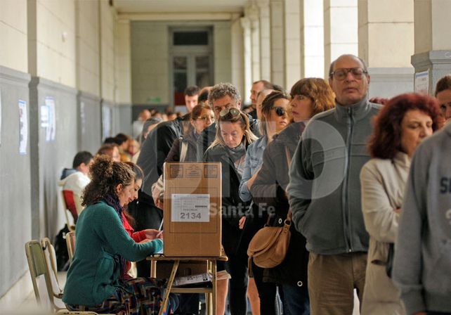 Colmadas. Así estaban las escuelas al mediodía. Las demoras eran por el sistema de boleta sábana. Foto: Mauricio Centurión / Diario UNO Santa Fe