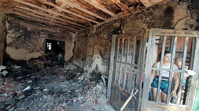 Incendiaron un auto y el fuego se extendió a una casa: los vecinos lograron salvar a su dueña