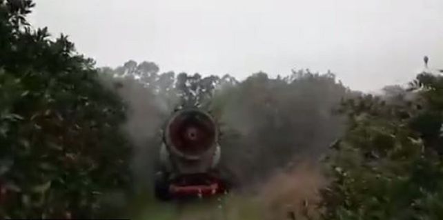 El cami&oacute;n que fumig&oacute; las plantaciones.