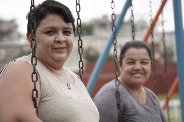 María y Moni se emocionan cuando escuchan a sus hijos hablar de sus logros educativos.