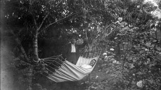 Juan Álvarez recostado en una hamaca en Fisherton, 1903. Archivo de fotografía Escuela Superior de Museología