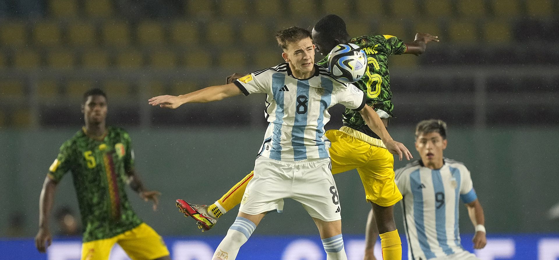 Juan Villalba, de Argentina, lucha por el control del balón contra Sekou Kone de Mali durante su partido de fútbol por el tercer lugar de la Copa Mundial Sub-17 en el estadio Manahan en Surakarta, Indonesia, el viernes 1 de diciembre de 2023. (Foto AP/Achmad Abraham) Juan Villalba, de Argentina, lucha por el control del balón contra Sekou Kone de Mali durante su partido de fútbol por el tercer lugar de la Copa Mundial Sub-17 en el estadio Manahan en Surakarta, Indonesia, el viernes 1 de diciembre de 2023. (Foto AP/Achmad Abraham)