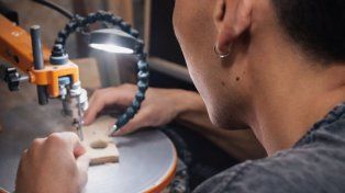 Los dueños de Bamboo aprendieron el oficio de trabajar la madera para hacer sus propios juguetes.