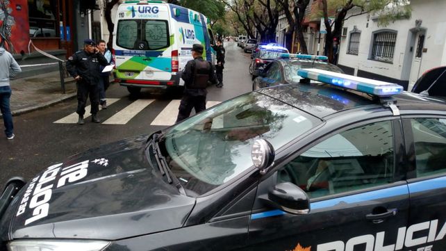 Montevideo e Italia. El delincuente ya está en el interior de una ambulancia. Hubo tensión en la zona