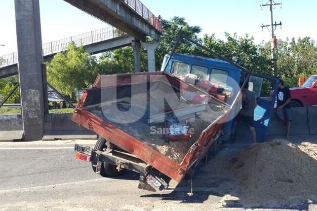 Un camión que transportaba arena chocó en la 168
