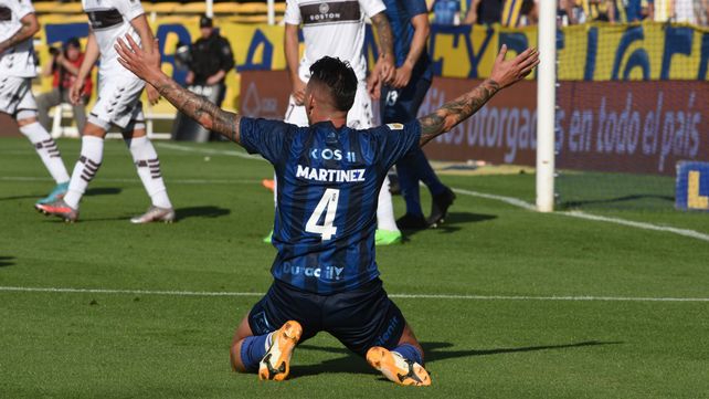 Martínez cumplió la fecha de suspensión y Tevez seguramente le devolverá la titularidad.