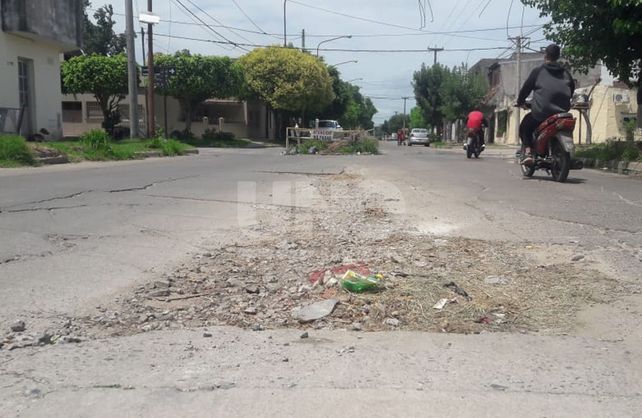 Algunos metros al norte de la esquina de Freyre y Lavaisse existe un socavón que se convierte en un gran peligro para el gran tránsito de la zona.&nbsp; 