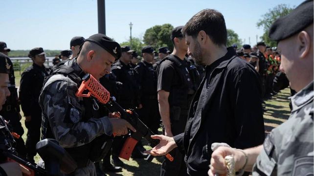 Maximiliano Pullaro entregó las armas en la costanera de Rosario