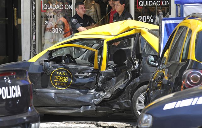 Así quedó uno de los taxis embestidos hoy al mediodía en Capital Federal.