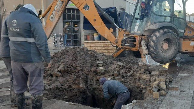 Este miércoles también se ejecutaron reparaciones sobre una cañería de agua potable en calle Chile