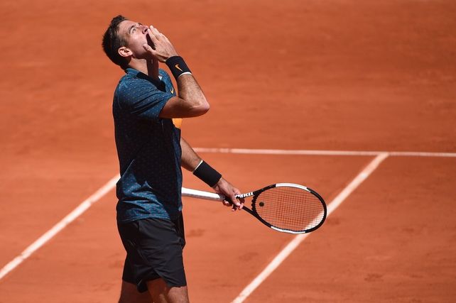 Delpo le tira un beso al cielo. 