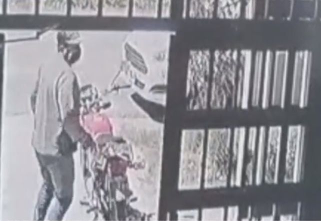 Un motochorro entró a una escuela y les robó a dos alumnas