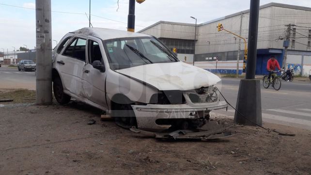 Un auto quedó incrustado entre una columna y un semáforo