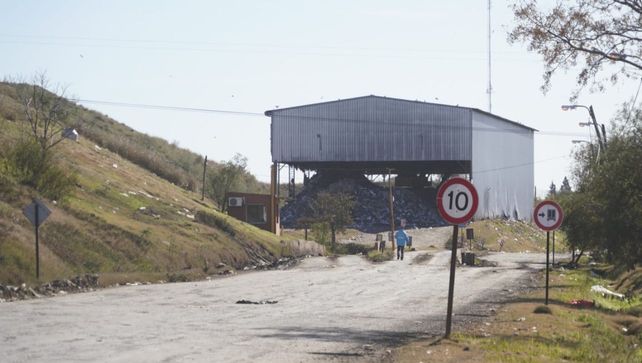 El ingreso al relleno sanitario. En ese lugar hallaron este viernes un cadáver. La policía y la Justicia trabajan en el lugar.&nbsp;