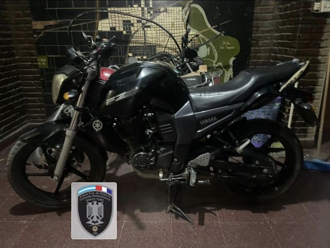 Sorprendieron y aprehendieron a tres jóvenes con una motocicleta robada sobre el Puente Carretero