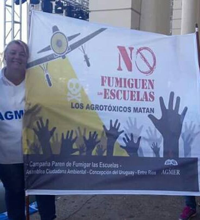 Mariela levanta la bandera de Paren de Fumigar las Escuelas.&nbsp;