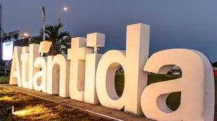 El cartel de Atlántida se exhibe sobre la ruta Interbalnearia.&nbsp;
