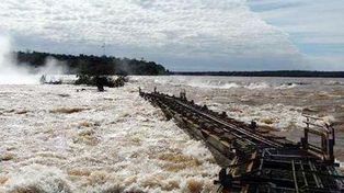 Cataratas: la crecida cortó el acceso a las pasarelas de la Garganta del Diablo