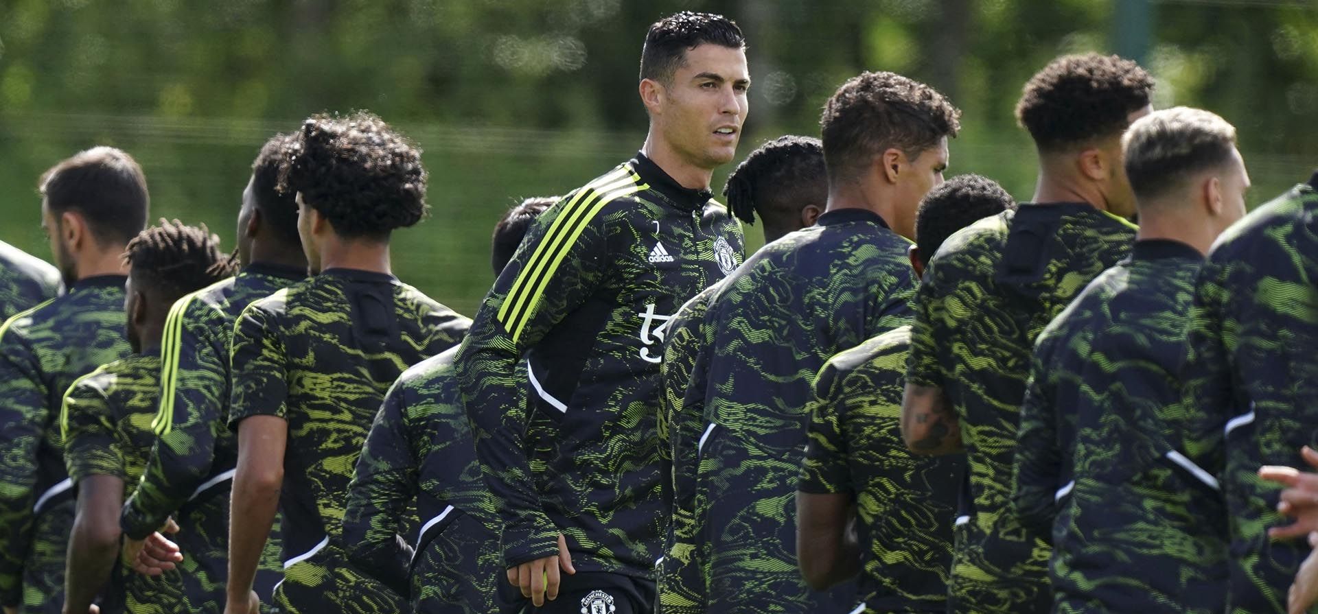 Cristiano Ronaldo del Manchester United mira a la cámara durante una sesión de entrenamiento en el Aon Training Complex, Greater Manchester, Inglaterra, el miércoles 7 de septiembre de 2022.