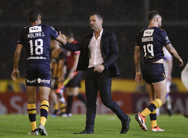 Cocca saluda a Molina tras la finalización del partido
