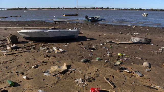 Botellas, plásticos y gran cantidad de basura en la costa norte rosarina