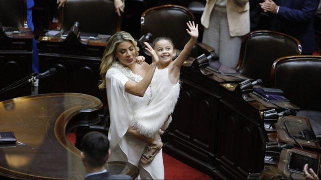 Con su hija en brazos y vestida con un vestido blanco y largo, Virginia Gallardo juró este jueves en la Cámara de Diputados