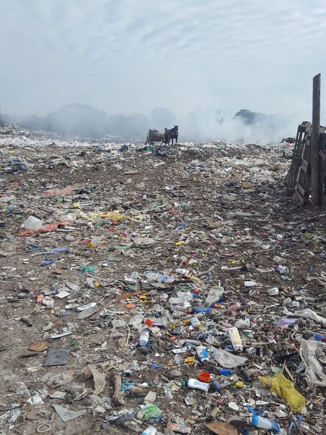 Entre el humo y el abandono, los vecinos de El Volcadero luchan por un entorno digno