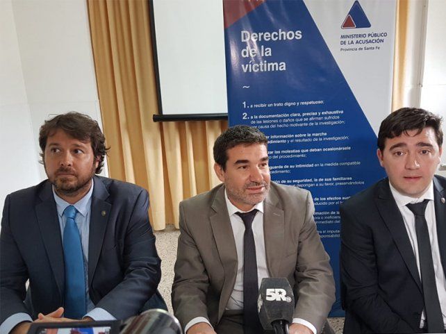 El fiscal Matías Merlo (al centro) fue clave para la investigación que venía realizando la provincia de Santa Fe desde el año 2017