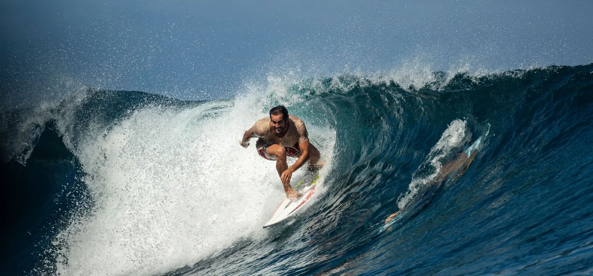 El surfista marroquí Ramzi Boukhiam entrena para la competición WSL Tahiti Pro en la isla de Tahití, Teahupo'o, Polinesia Francesa. Fotografía: Jérôme Brouillet/AFP/Getty Imag El surfista marroquí Ramzi Boukhiam entrena para la competición WSL Tahiti Pro en la isla de Tahití, Teahupo'o, Polinesia Francesa. Fotografía: Jérôme Brouillet/AFP/Getty Imag