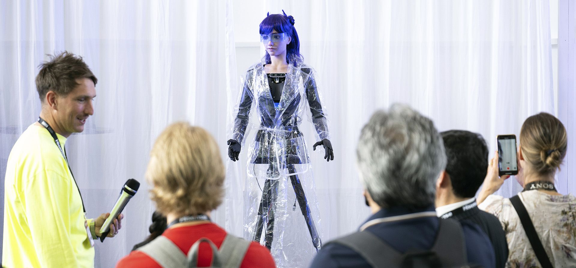 El robot Desdemona habla con los visitantes de la Casa de los Robots durante la Feria Internacional de Electrónica de Consumo (IFA) en Berlín, el viernes 1 de septiembre de 2023. (Sebastian Christoph Gollnow/dpa vía AP) El robot Desdemona habla con los visitantes de la Casa de los Robots durante la Feria Internacional de Electrónica de Consumo (IFA) en Berlín, el viernes 1 de septiembre de 2023. (Sebastian Christoph Gollnow/dpa vía AP)