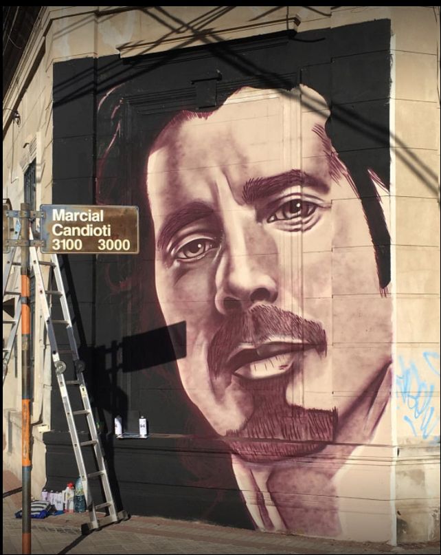 Niño de Cobre está pintando el mural en la esquina de Marcial Candioti y Sargento Cabral