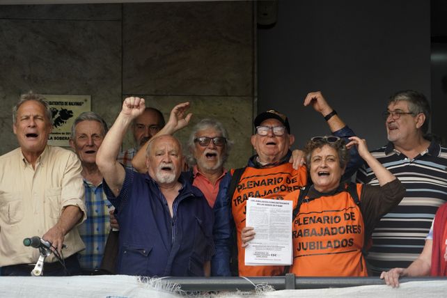 El Frente de Jubilados en Lucha y otras agrupaciones afines se manifestaron en la sede administrativa de Pami.