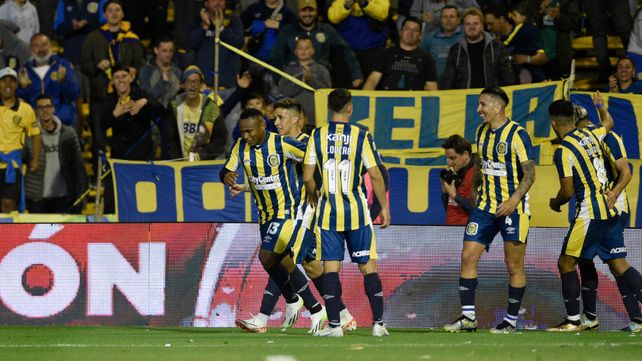 El tumaqueño encabeza los festejos tras el golazo que valió un triunfo importante.