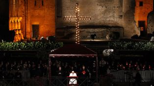 Enérgico llamado del Papa en el Vía Crucis para que se destierre la tiranía del dinero