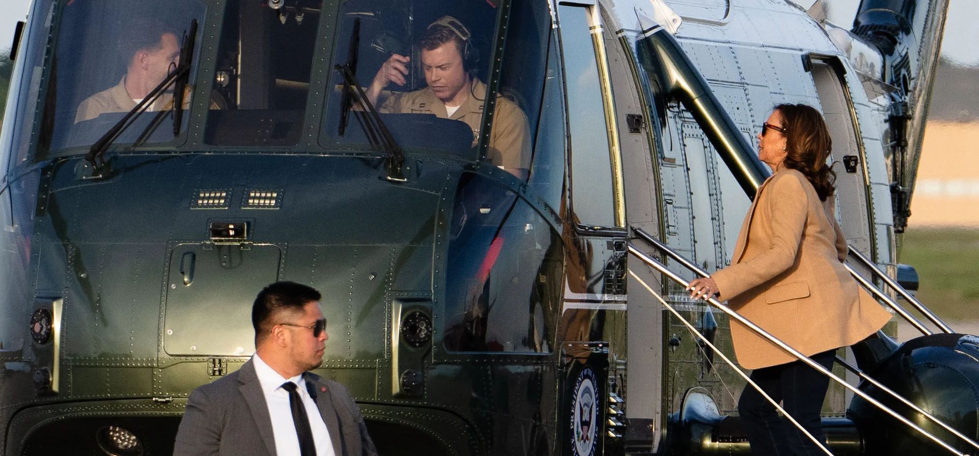 La vicepresidenta y candidata presidencial demócrata, Kamala Harris, aborda un helicóptero en la Base Conjunta Andrews, Maryland, Estados Unidos. Fotografía: Erin Schaff/AFP/Getty La vicepresidenta y candidata presidencial demócrata, Kamala Harris, aborda un helicóptero en la Base Conjunta Andrews, Maryland, Estados Unidos. Fotografía: Erin Schaff/AFP/Getty