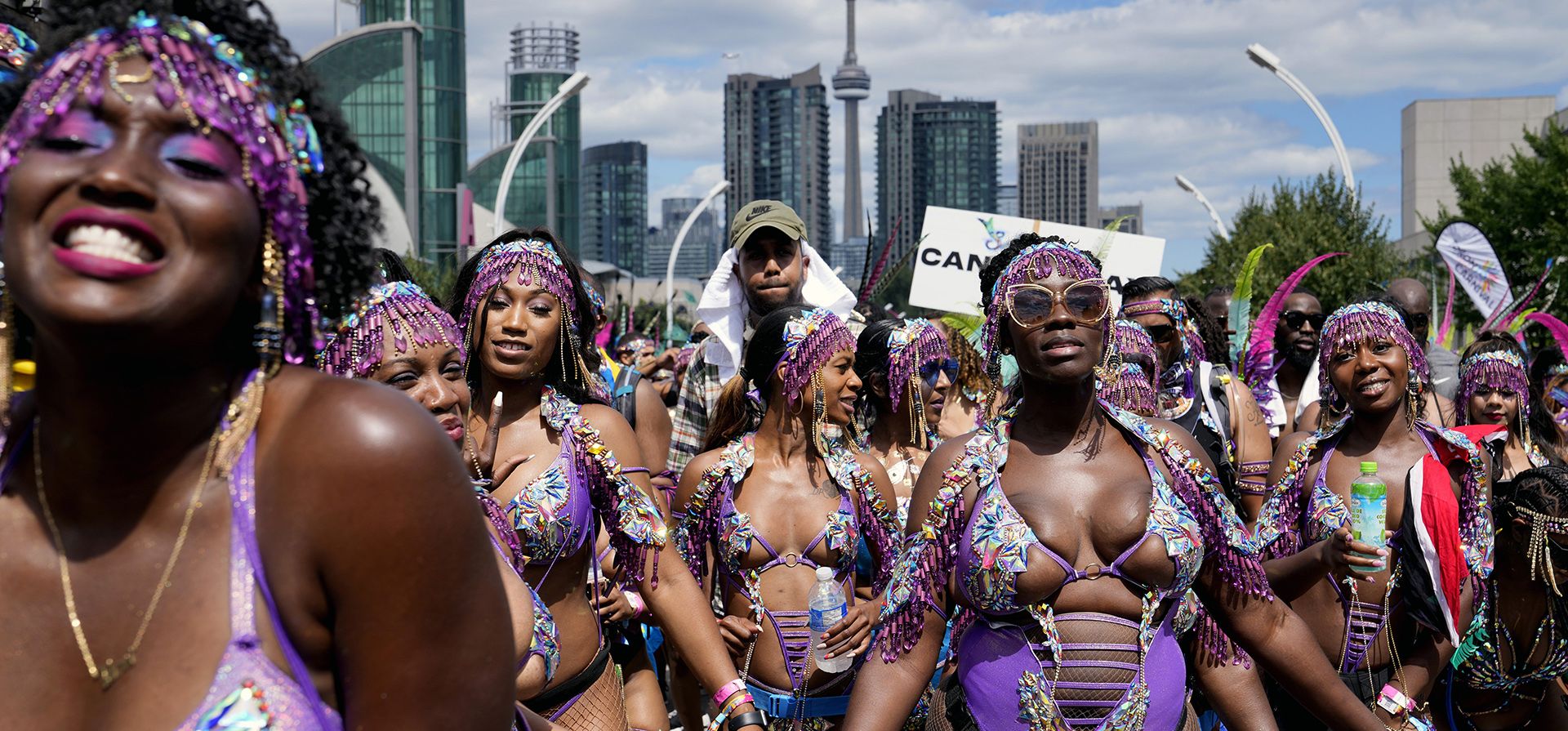 Bailarinas se presentan durante el desfile del Carnaval del Caribe en Toronto, Canadá. El 55° desfile anual volvió a las calles después de que la pandemia de COVID-19 lo cancelara por dos años consecutivos.