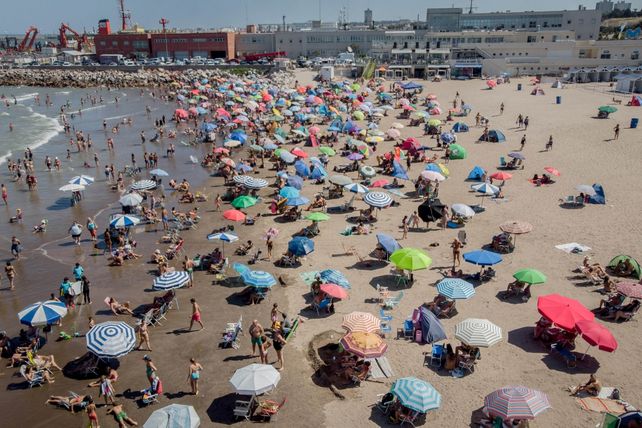 Plena temporada turística en las playas de La Feliz.
